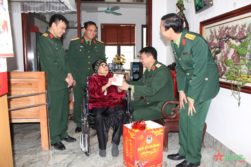 Bộ tư lệnh Quân khu 1 thăm, chúc Tết Bà mẹ Việt Nam anh hùng và đối tượng chính sách tại tỉnh Thái Nguyên